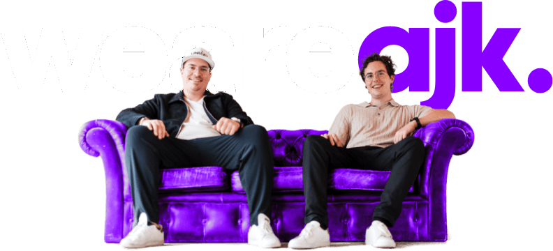 Andreas und Jannik Krämer auf einem violetten Sofa
